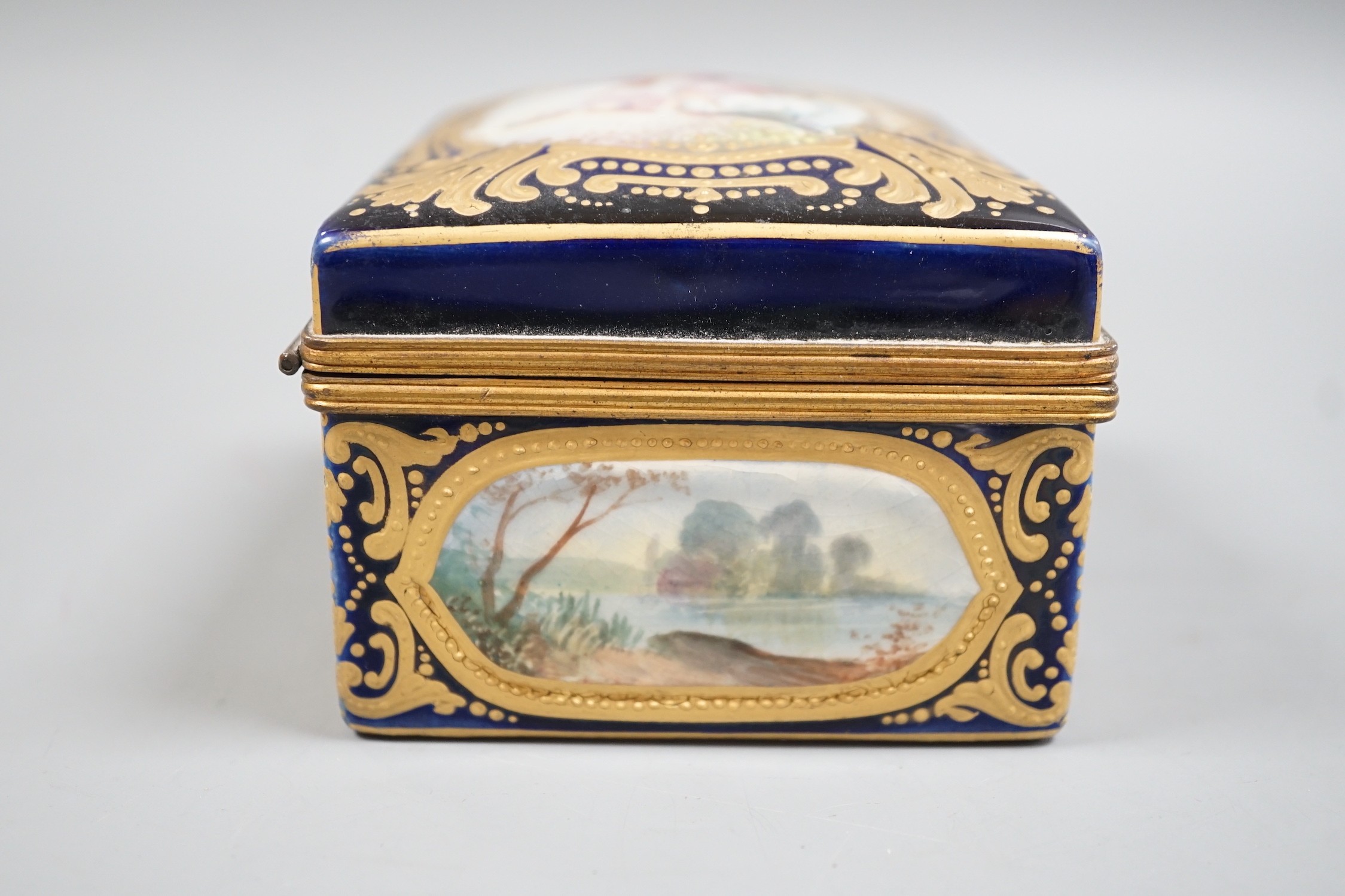 A French porcelain trinket box, 11cm wide